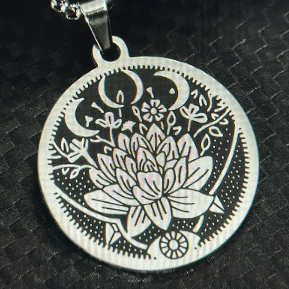 Lotus moon necklace - Picture 3 of 4